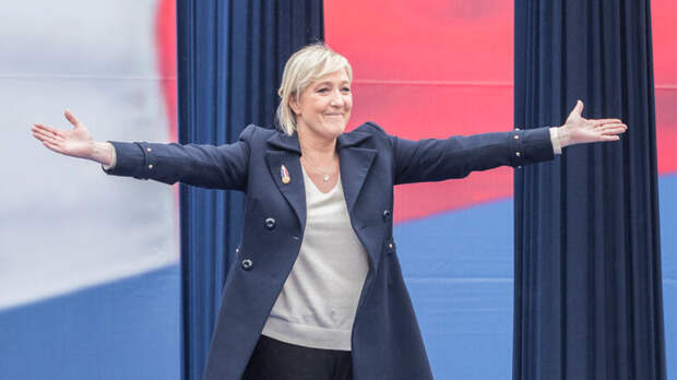 Марин Ле Пен намерена участвовать в досрочных выборах парламента, несмотря на запрет