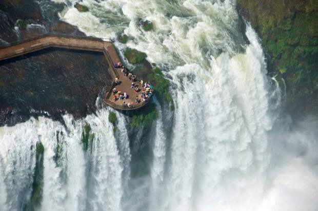 Cascada-Iguacu-şi-turişti-care-admiră-căderile-de-apă