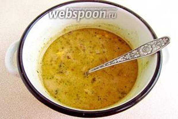 Добавить в суп сливки и яйца, перемешать, довести до кипения и снять с плиты.