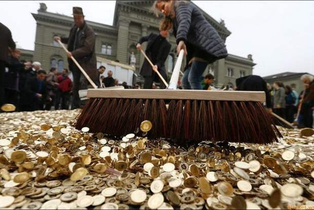 На площадь в Швейцарии привезли целый самосвал монет…