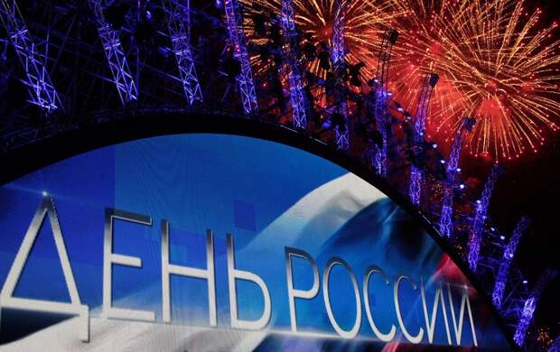 Во время праздничного салюта в честь Дня России