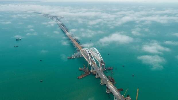 Крымский мост по праву считается грандиозным инженерным сооружением 