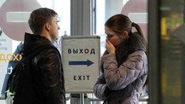 Родственники пассажиров рейса 9268 в аэропорту Пулково, где должен был приземлиться потерпевший катастрофу лайнер Airbus-321 авиакомпании Когалымавиа