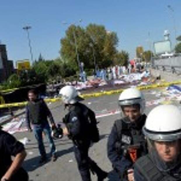 ATTENTION EDITORS - VISUAL COVERAGE OF SCENES OF INJURY OR DEATHPolice forensic experts examine the scene following explosions during a peace march in Ankara, Turkey, October 10, 2015. At least 30 people were killed when twin explosions hit a rally of hundreds of pro-Kurdish and leftist activists outside Ankara's main train station on Saturday in what the government described as a terrorist attack, weeks ahead of an election. REUTERS/Stringer