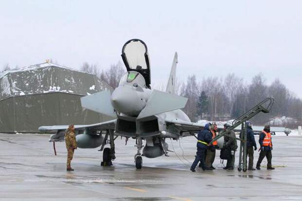 Авиация НАТО окружает Россию