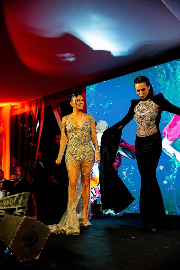 Ева Лонгория и модель в кутюрном платье YANINA Couture из коллекции SS'24
