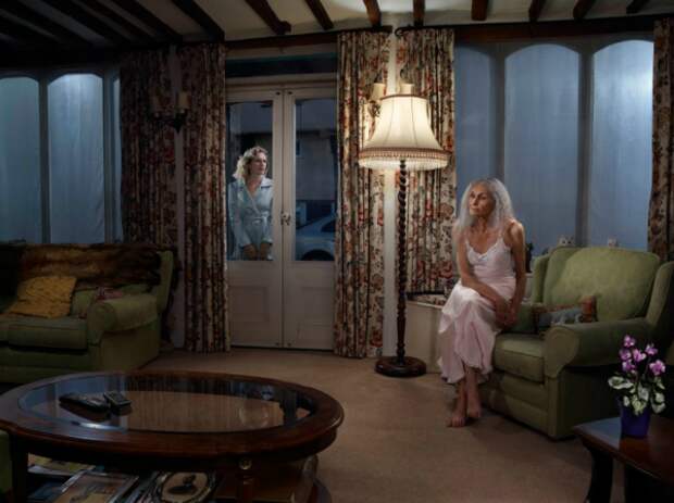 http://www.houhouhaha.fr/wp-content/uploads/2012/01/Julia-Fullerton-Batten-Outdoor-600x449.png