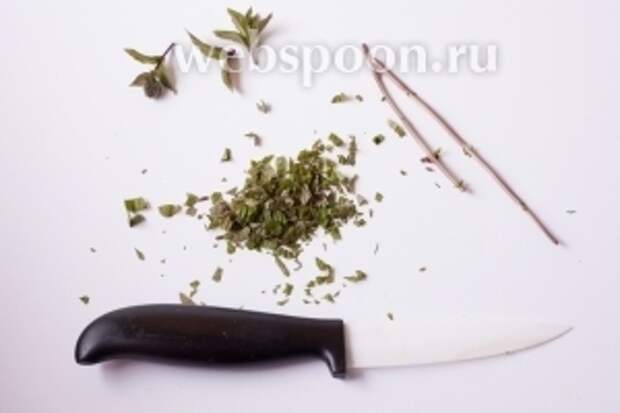 Грубо рубим мяту (капельку оставляем для декорирования).