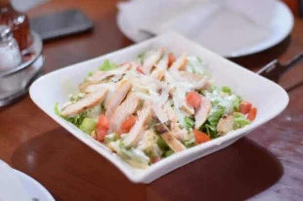 Что за популярный салат «Вкуснее Цезаря» и как его готовить?