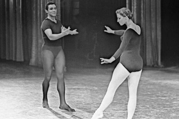 Народные артисты СССР Николай Фадеечев и Майя Плисецкая (справа) выступают во время гастролей балета Государственного академического Большого театра СССР в США. 1962 год