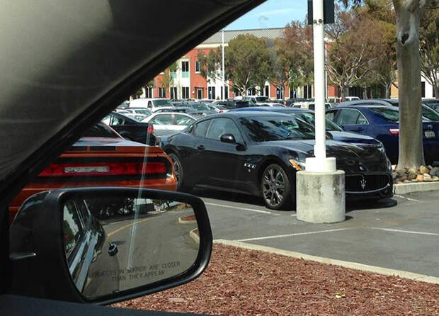 Шикарные автомобили, припаркованные у штаб-квартиры Facebook в Калифорнии