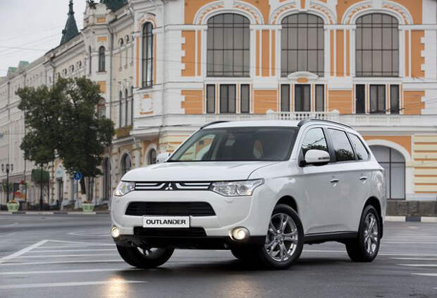 Автоматическая коробка передач Аутлендера отлично сочетается с его двигателем