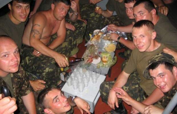 Пьяных солдат ВСУ сажают в ямы