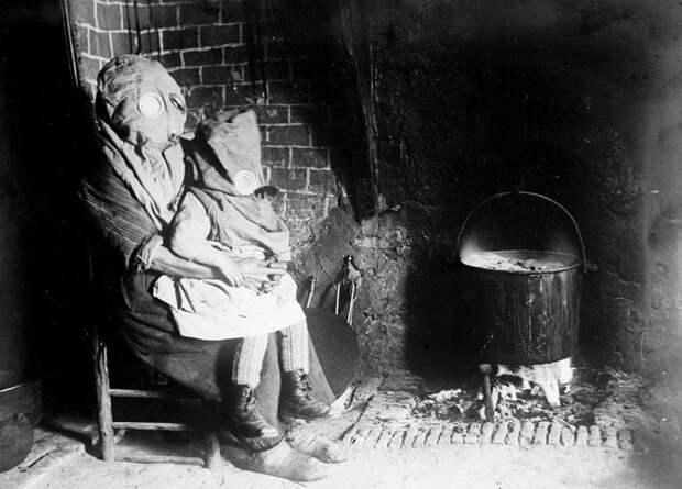 14. Мать с ребёнком готовят еду в противогазах. Французская глубинка, Первая мировая война. интересное, исторические фото, история, фото