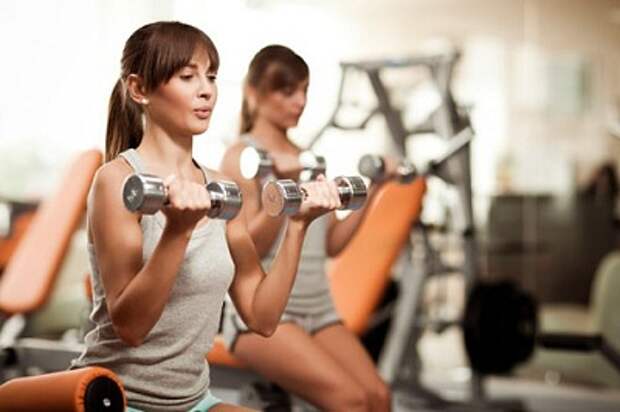 http://fitneswoman.ru/wp-content/uploads/2013/11/girl_training_with_small_weights.jpg