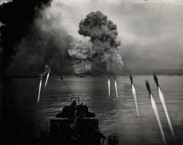 24. Американский корабль поддержки LCI(R) обеспечивает огнём неуправляемых реактивных снарядов высадку австралийского десанта на побережье острова Таракан, Борнео. 30 апреля 1945-го года ВОВ 1941-1945, вмв, война