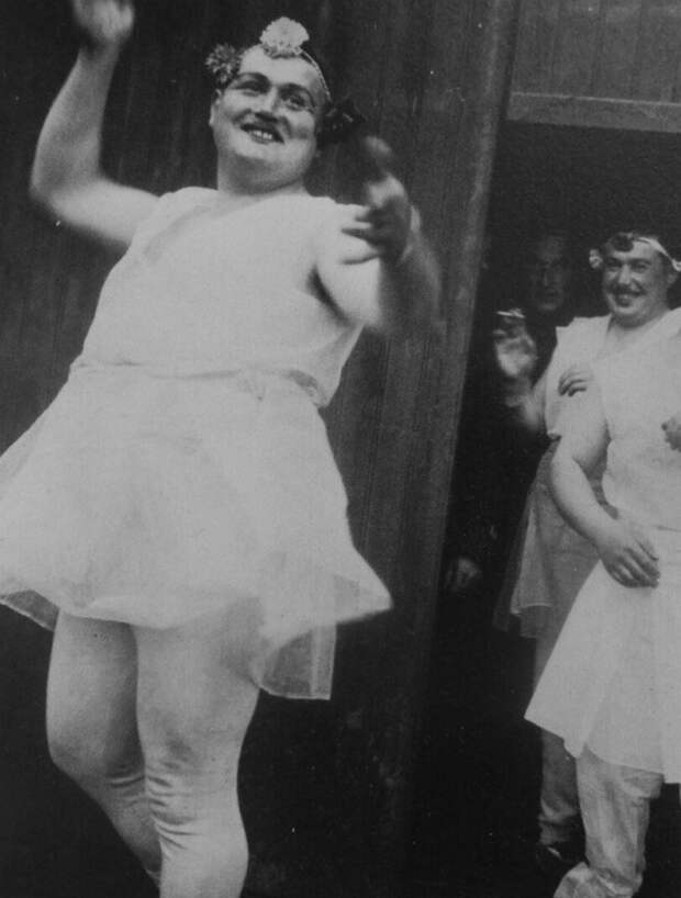 Французские солдаты в женских нарядах на линии Мажино 1940