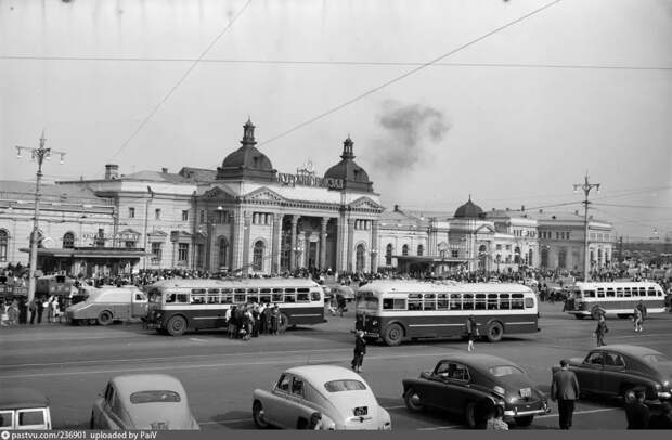 Площадь Курского вокзала, 1955 - 1957 г. Автор: Semyon Fridlyand.