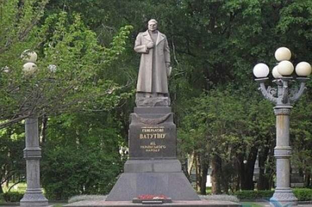 Киев лишат советской символики, изувечив  памятники и здания