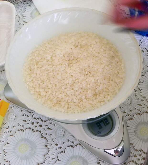 Взвешиваем рис. Для роллов потребуется 370 грамм или коло того