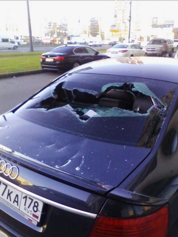 В СПб топором зарубили Audi В СПб топором зарубили Audi авто, вандализм, месть, парковка