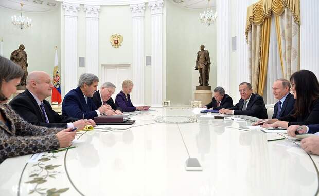 На встрече с госсекретарём США Джоном Керри и Министром иностранных дел России Сергеем Лавровым.