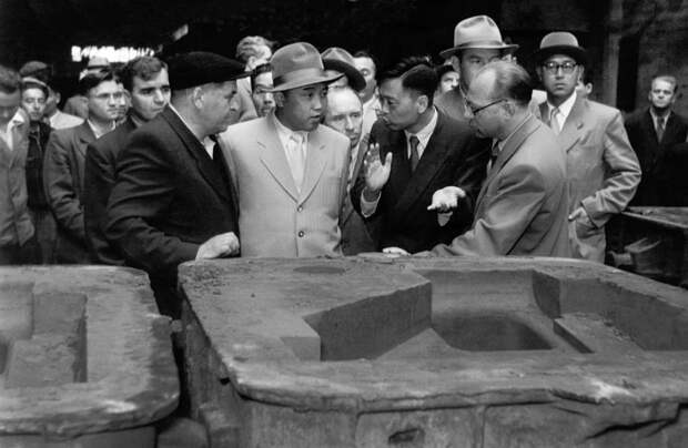 Генеральный Секретарь Трудовой партии Кореи Ким Ир Сен (в центре) в литейном цехе Уральского завода тяжелого машиностроения, июль 1956 года ТАСС