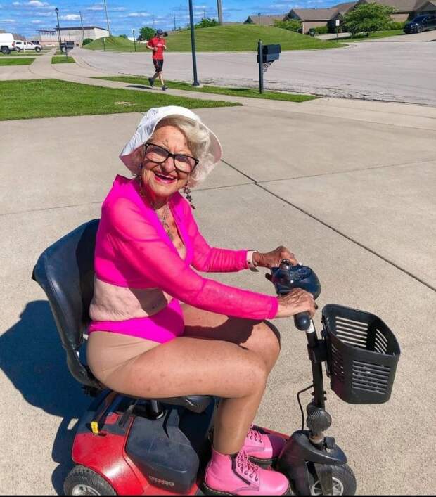 Хвастаясь талией, 93-летняя модель разгуливает по городу в панталонах