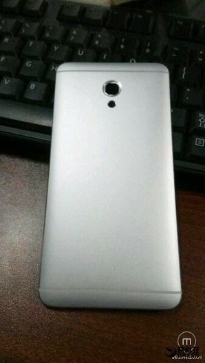 Тыльная часть тонкого смартфона Meizu