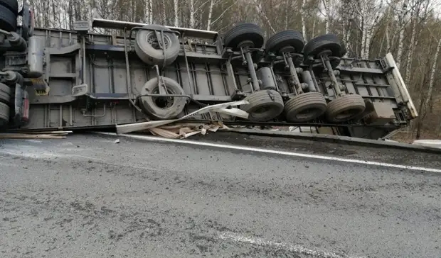 Движение перекрыли на М-7 в Нижегородской области из-за перевернувшейся фуры