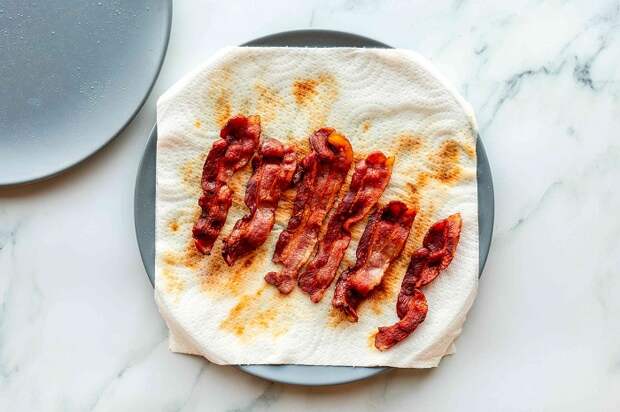 Бекон в микроволновке нужно обжаривать на бумажном полотенце. / Фото: mavink.com