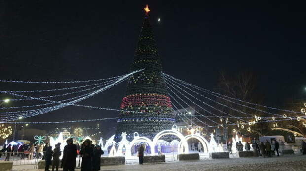 Сроки сдвинулись. Стало известно, когда начнут разбирать елку на площади Свободы