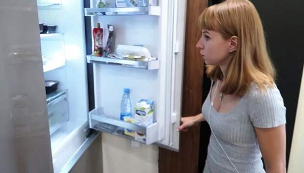 В прихожей поместили холодильник. | Фото: cpykami.ru.