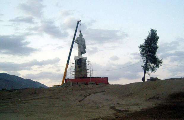 12,5 метровая статуя Ленину в городе Худжанд, Таджикистан