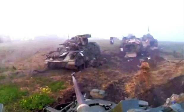 Кадр из видео со стороны ВСУ. На переднем плане видна уничтоженная колонна американских БМП "Брэдли", считающихся одной из лучших на Западе.