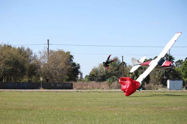 crash05 Невероятные фотографии столкновения самолета и парашютиста