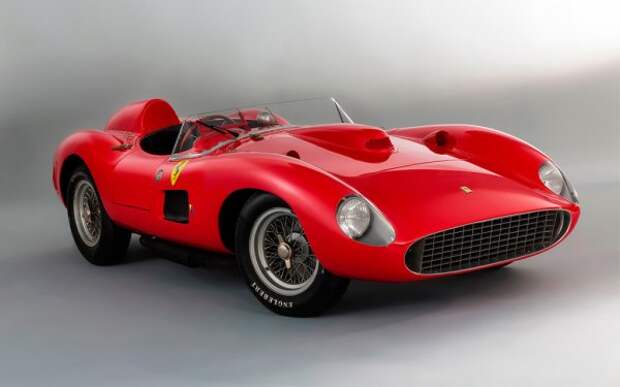Нынешняя жемчужина в коллекции футболиста - гоночный Ferrari 335 S Spider Scaglietti 1957 года, за рулем которого сидел легендарный британский пилот Стирлинг Мосс. Этот спортивный автомобиль - первый автомобиль в истории, который за 24 часа Ле-Мана достиг средней скорости более 200 км / ч. Месси купил машину за 32 миллиона евро, якобы участвуя в торгах со своим большим соперником Криштиану Роналду.