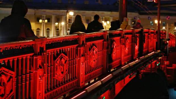 Жители Петербурга смогут принять участие в конкурсе «Красный наряд Дворцового моста»