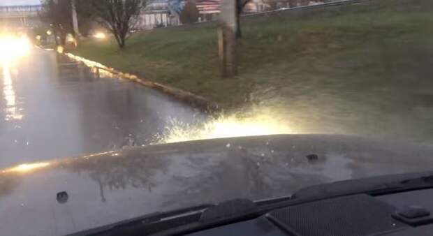 “Тонны воды текут”: В Симферополе на одной из улиц прорвало трубу