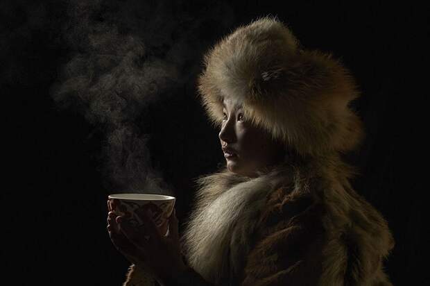 Девушка из Баян-Улгий, Монголия. Автор фотографии: Алессандра Мениконзи (Alessandra Meniconzi).