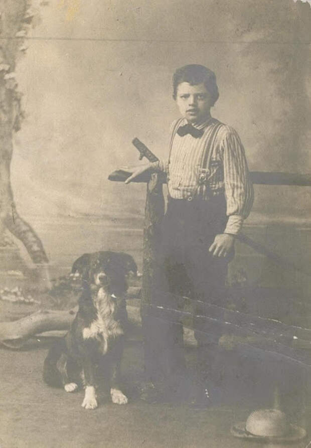 Портретный снимок Джека Лондона в возрасте девяти лет со своей собакой Ролло, 1885 год.