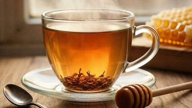 Ученые сократили безопасную норму чая до 3-4 чашек из-за риска воздействия кофеина