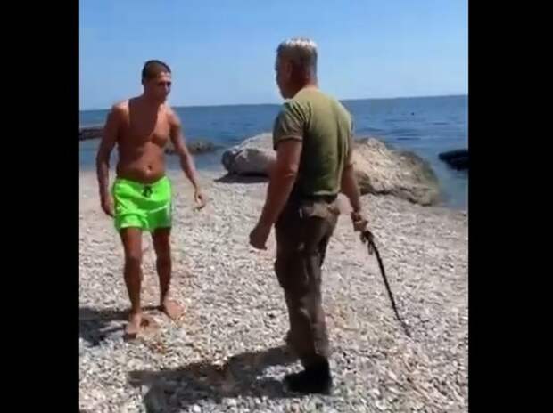 Охранник с нагайкой избил туристов на "элитном" пляже в Крыму