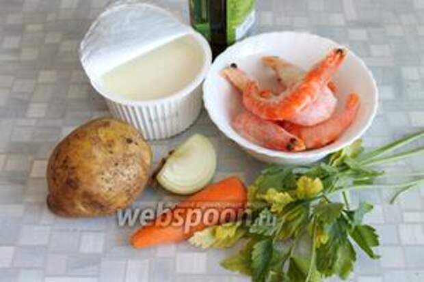 Для приготовления супа взять картофель, морковь, лук, оливковое масло, креветки, сыр, зелень, соль.