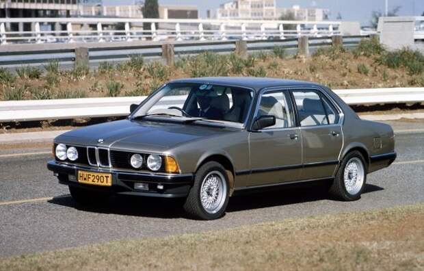 Многие питают слабость к роскошному седану E23 7-й серии 1980 года, а 6-цилиндровый двигатель BMW M88 DOHC — один из лучших двигателей всех времен.В Германии двигатель устанавливался на 745i, но возникли проблемы, когда его нужно было установить на праворульный автомобиль, так как под рулевой колонкой не было места для 12-клапанного агрегата.