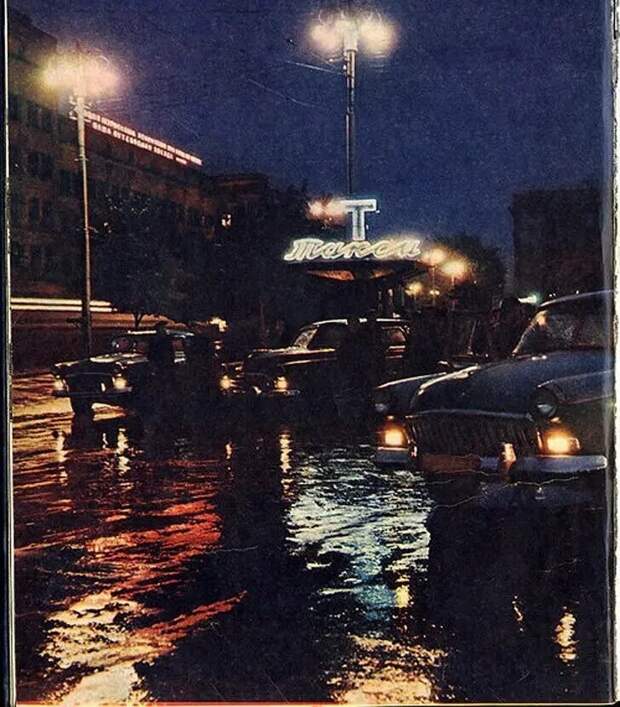 3. Стоянка такси на площади Ленина. Донецк, 1962 год