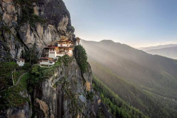 Будучи изолированным от внешнего мира в течение долгих лет, маленькое королевство Бутан, которое является одной из самых таинственных и закрытых стран в мире, сегодня привлекает туристов своей уникальной культурой и природой.