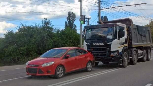 В Крыму грузовик снова наехал на легковушку