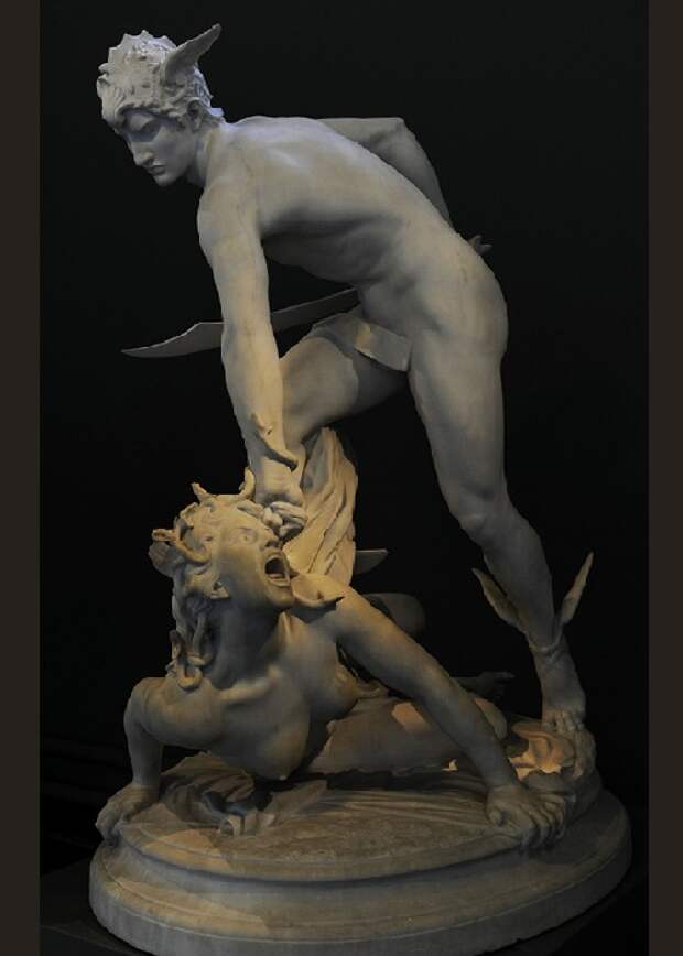Персей убивает Медузу горгону.