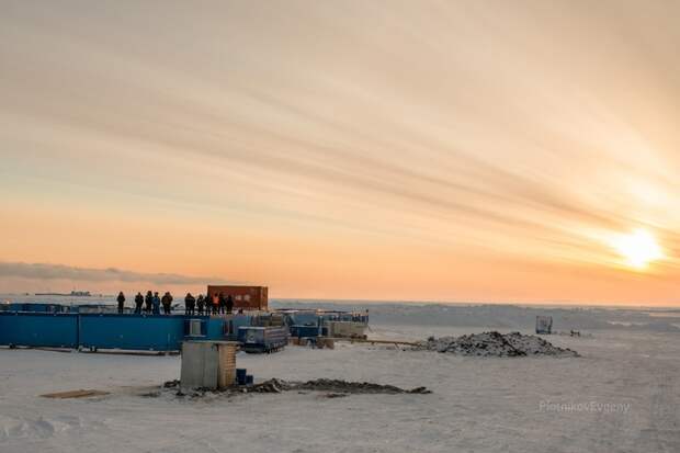 Слева вдали погранзастава и аэродром Нагурское